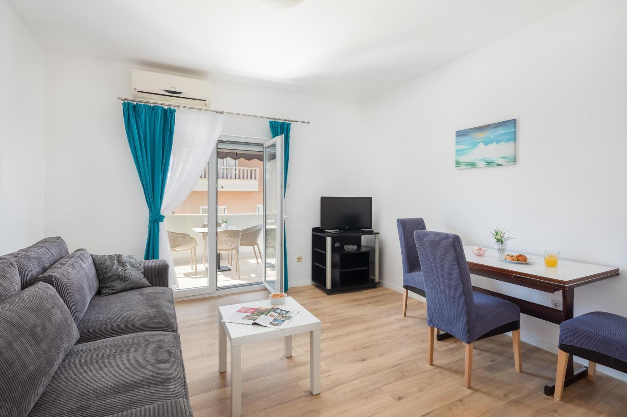 Apartments Near Central Beach With Free Parking Makarska Room photo