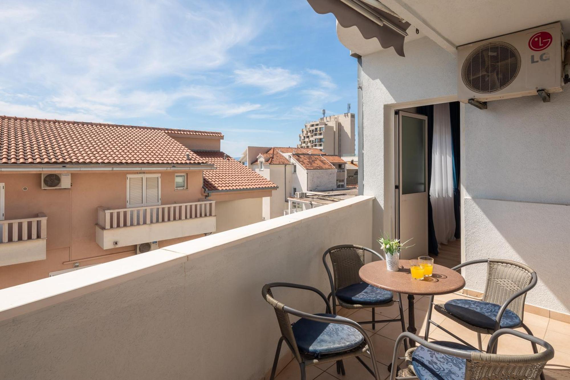 Apartments Near Central Beach With Free Parking Makarska Room photo