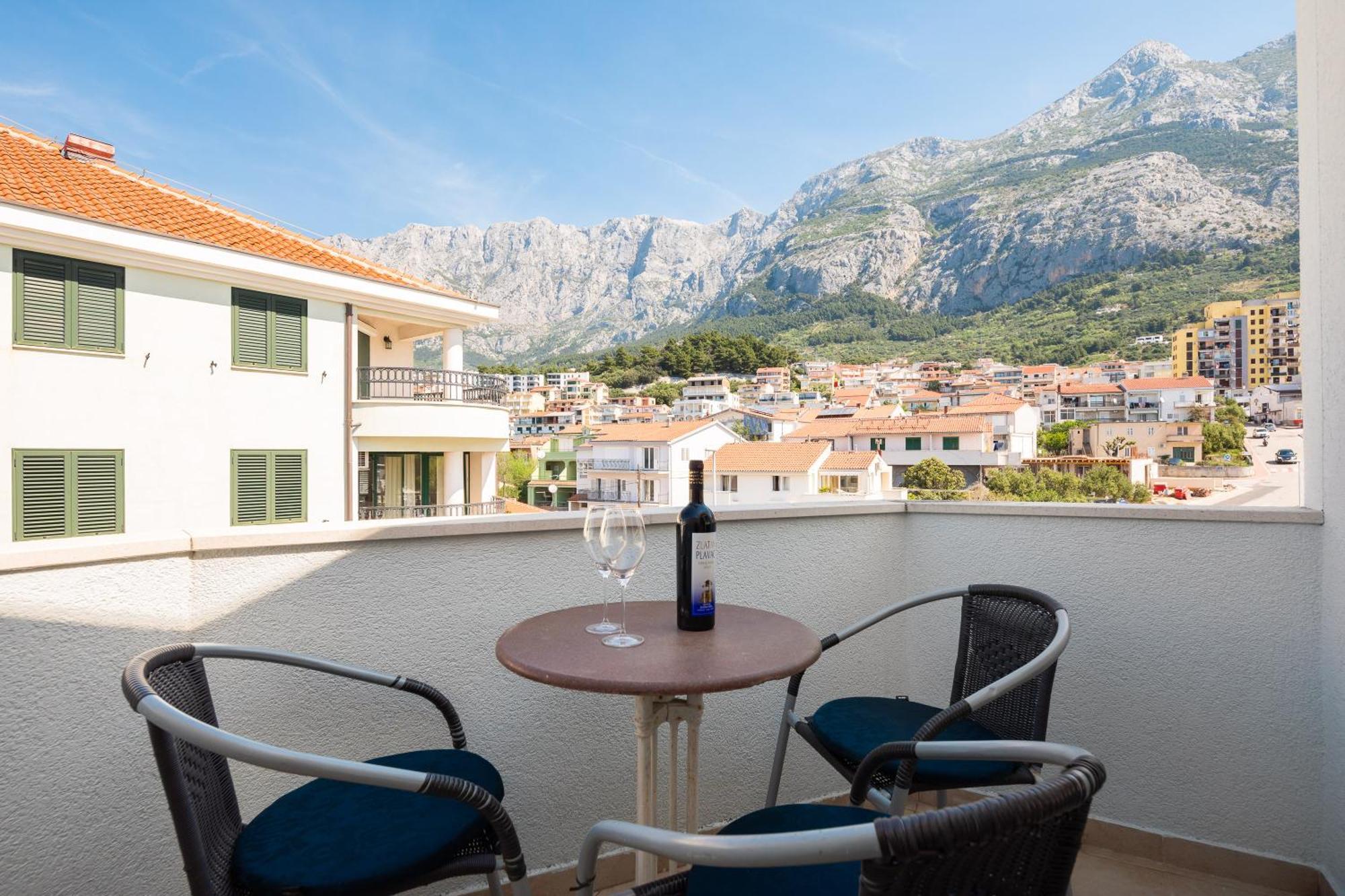 Apartments Near Central Beach With Free Parking Makarska Room photo