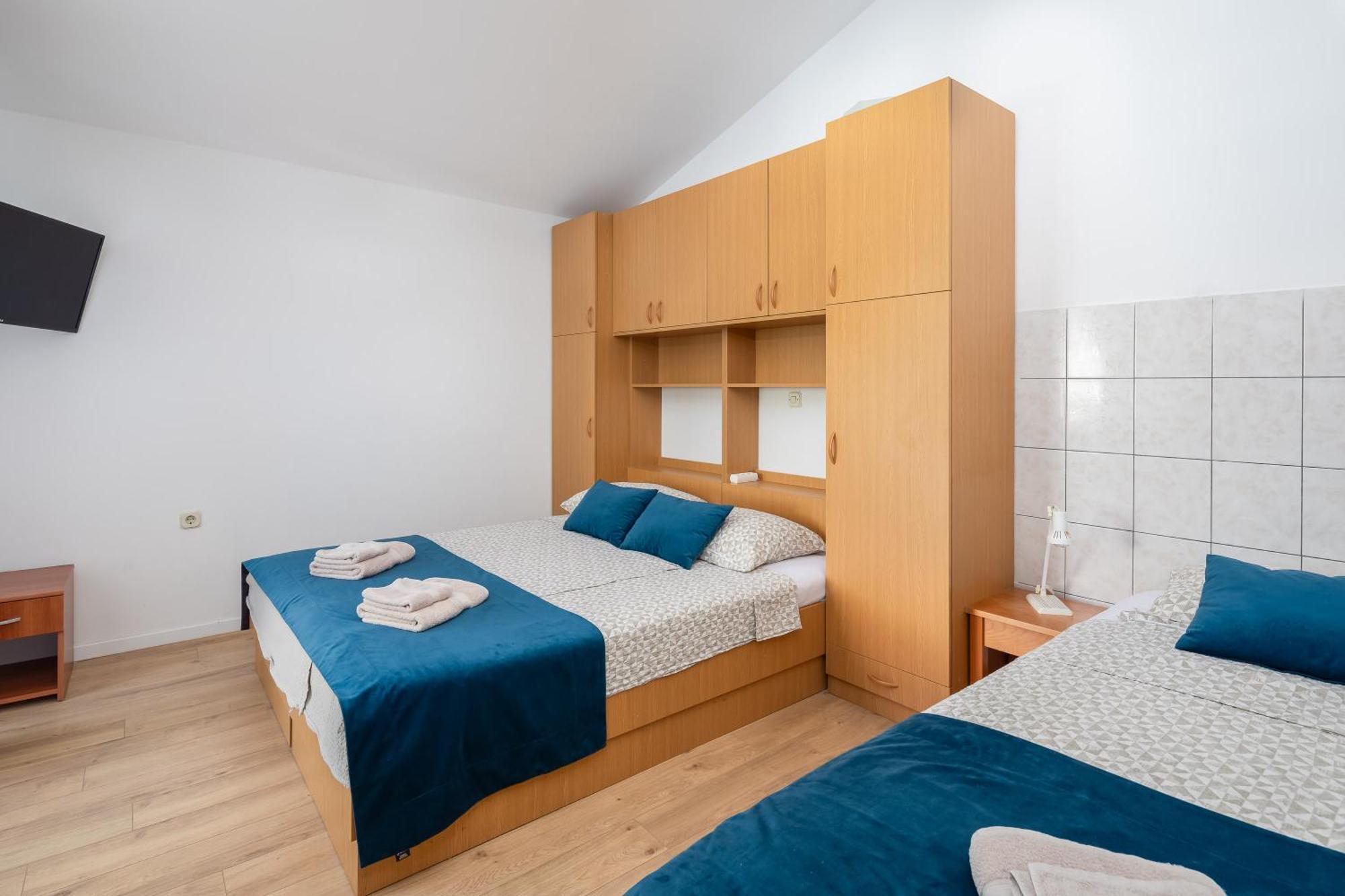 Apartments Near Central Beach With Free Parking Makarska Room photo
