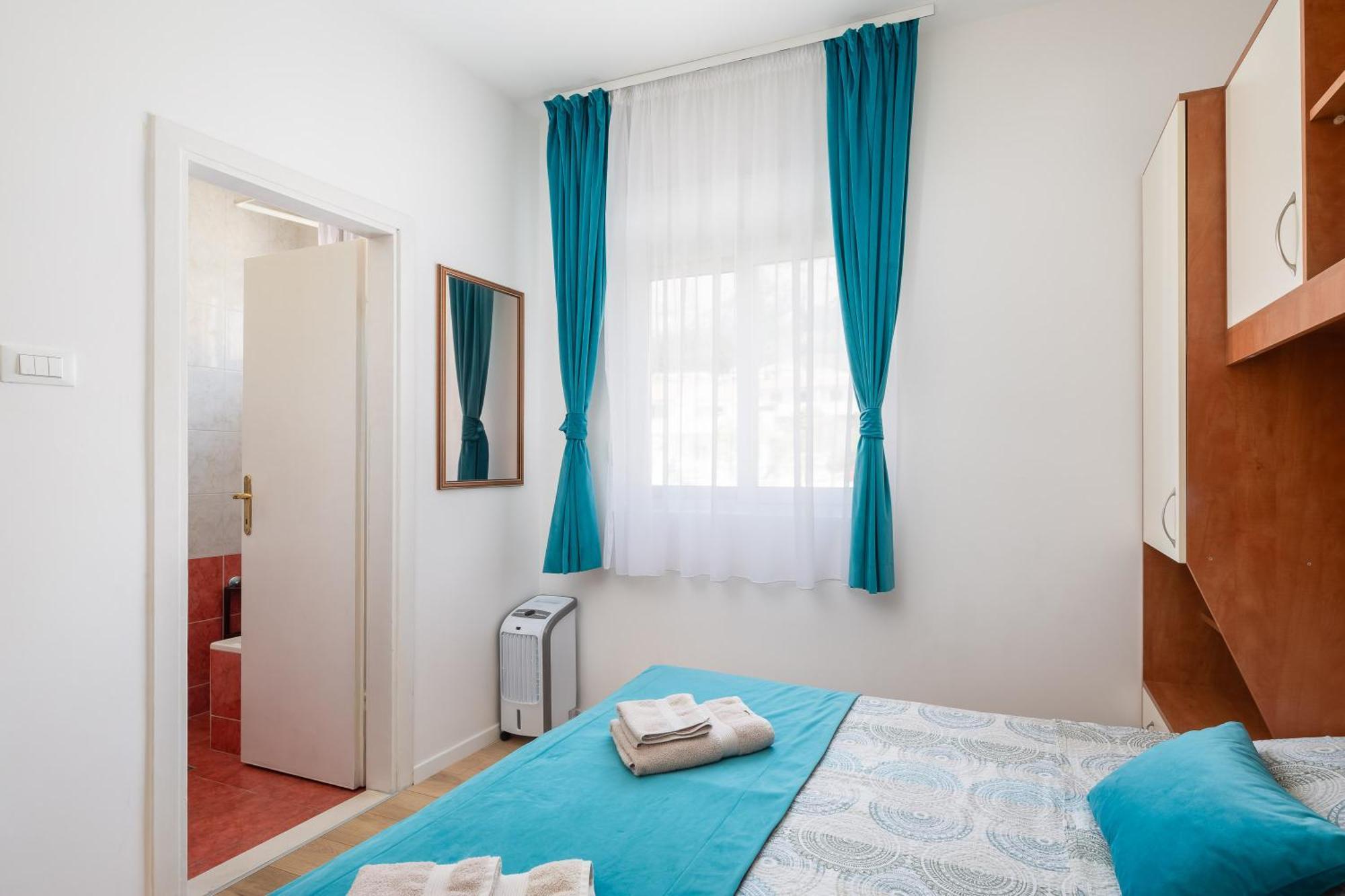 Apartments Near Central Beach With Free Parking Makarska Room photo