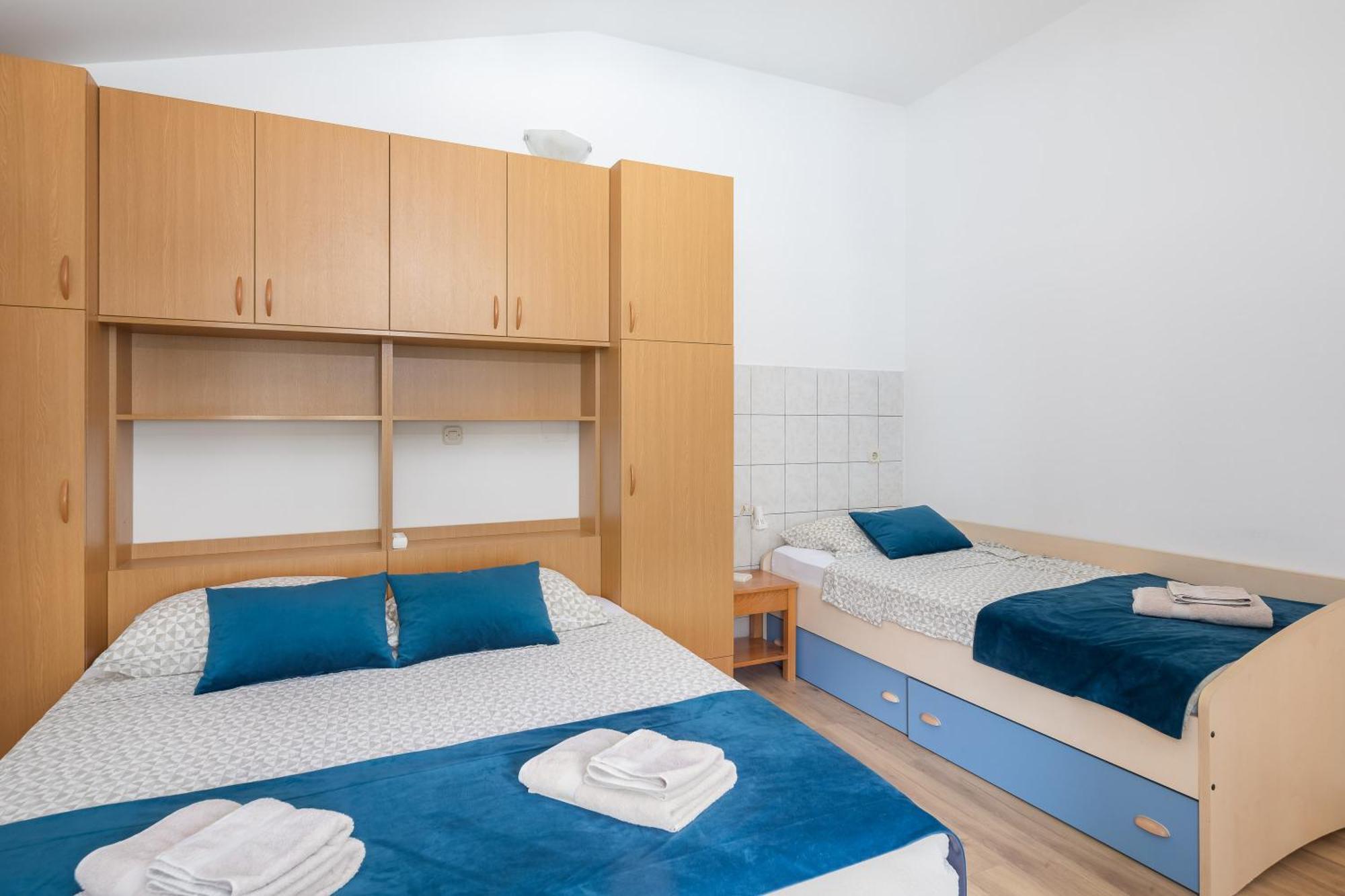 Apartments Near Central Beach With Free Parking Makarska Room photo
