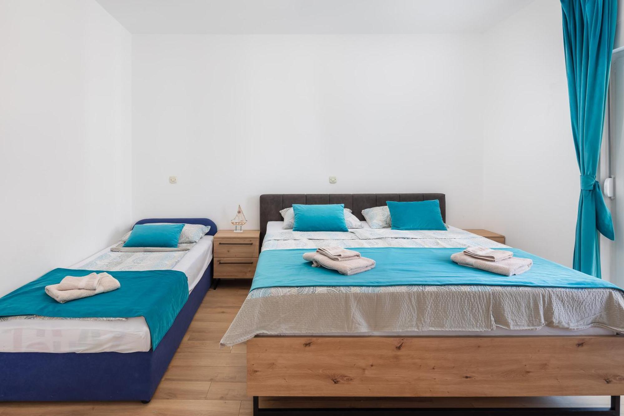 Apartments Near Central Beach With Free Parking Makarska Room photo