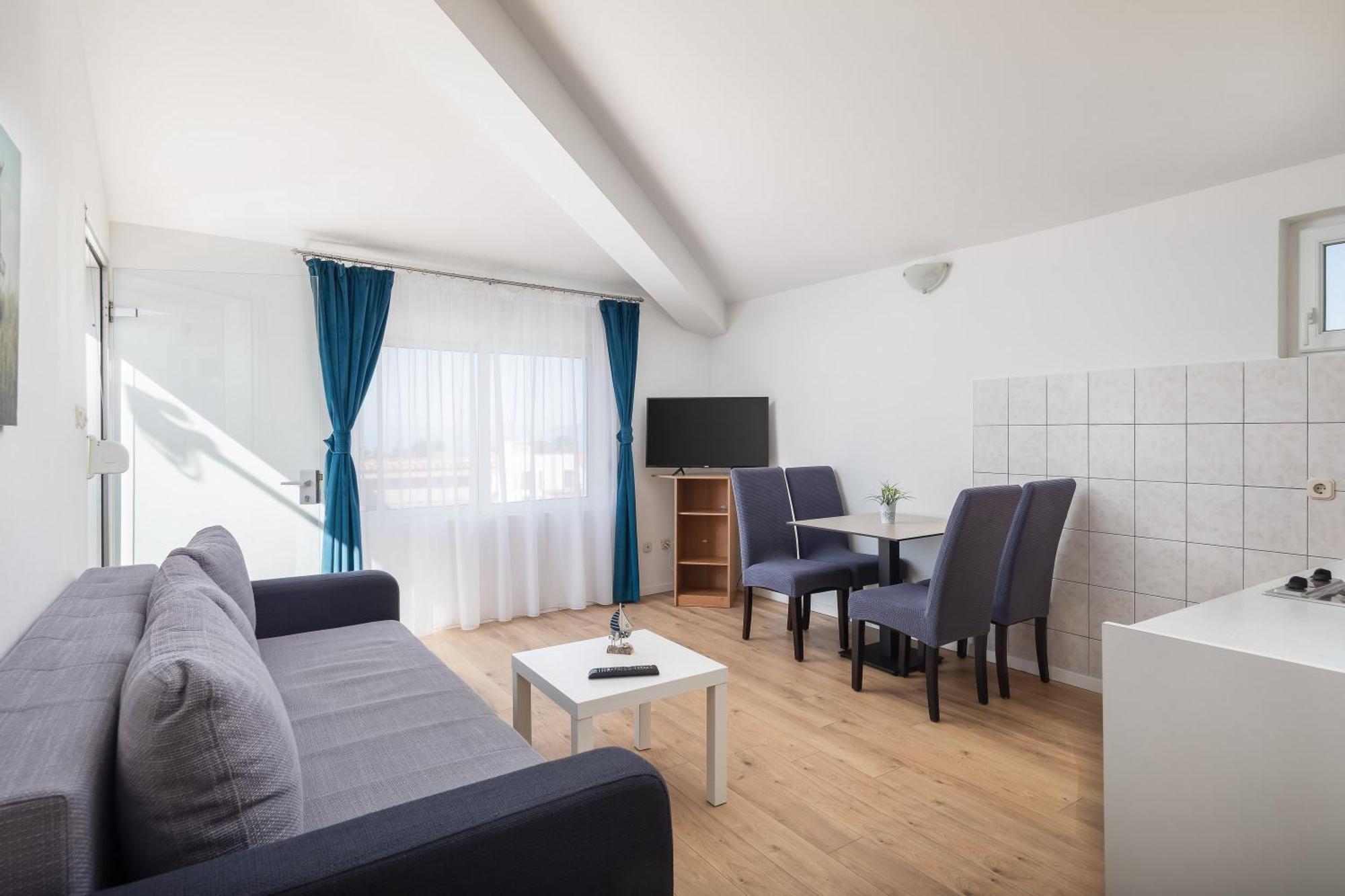 Apartments Near Central Beach With Free Parking Makarska Room photo