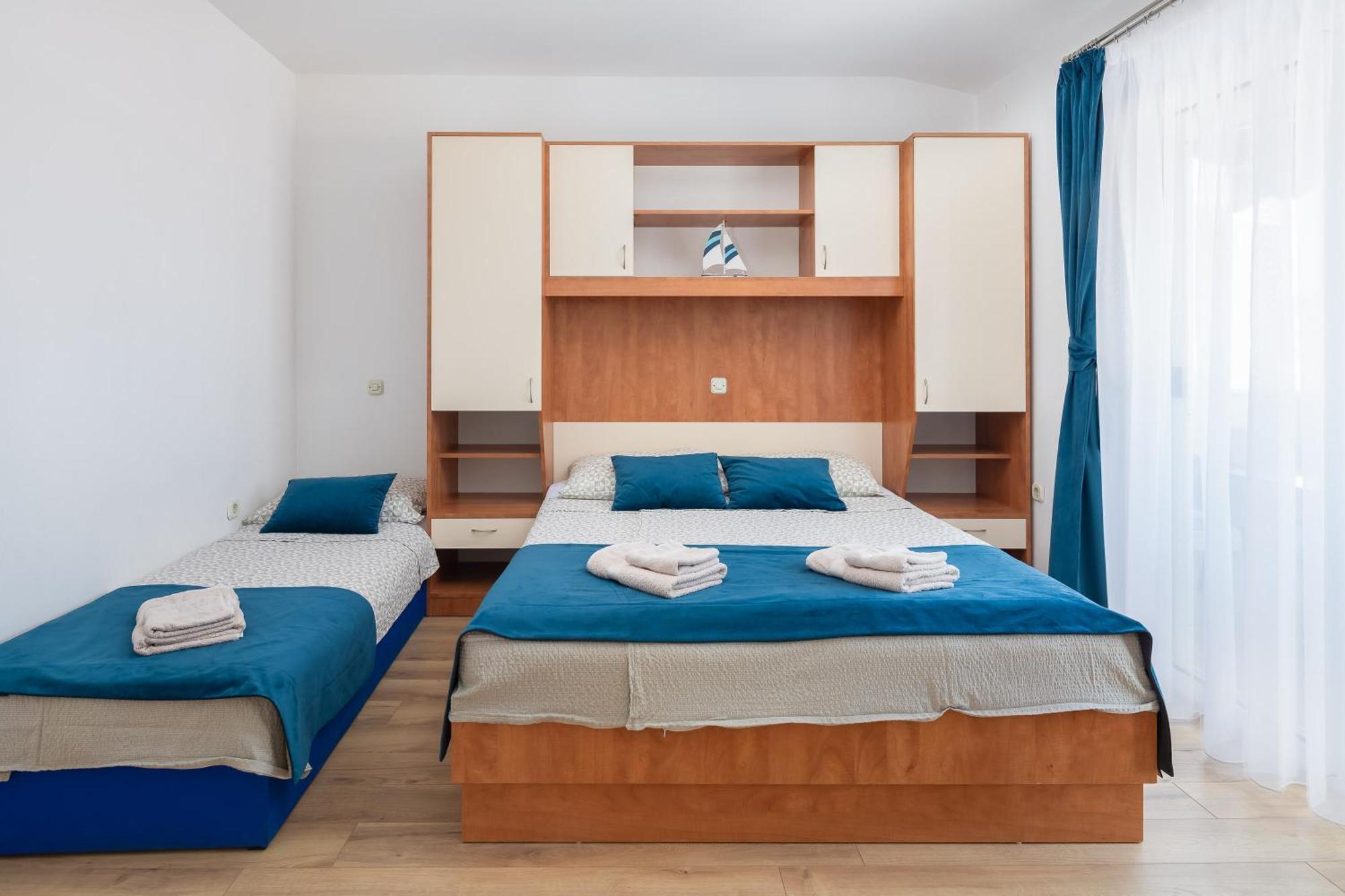 Apartments Near Central Beach With Free Parking Makarska Room photo